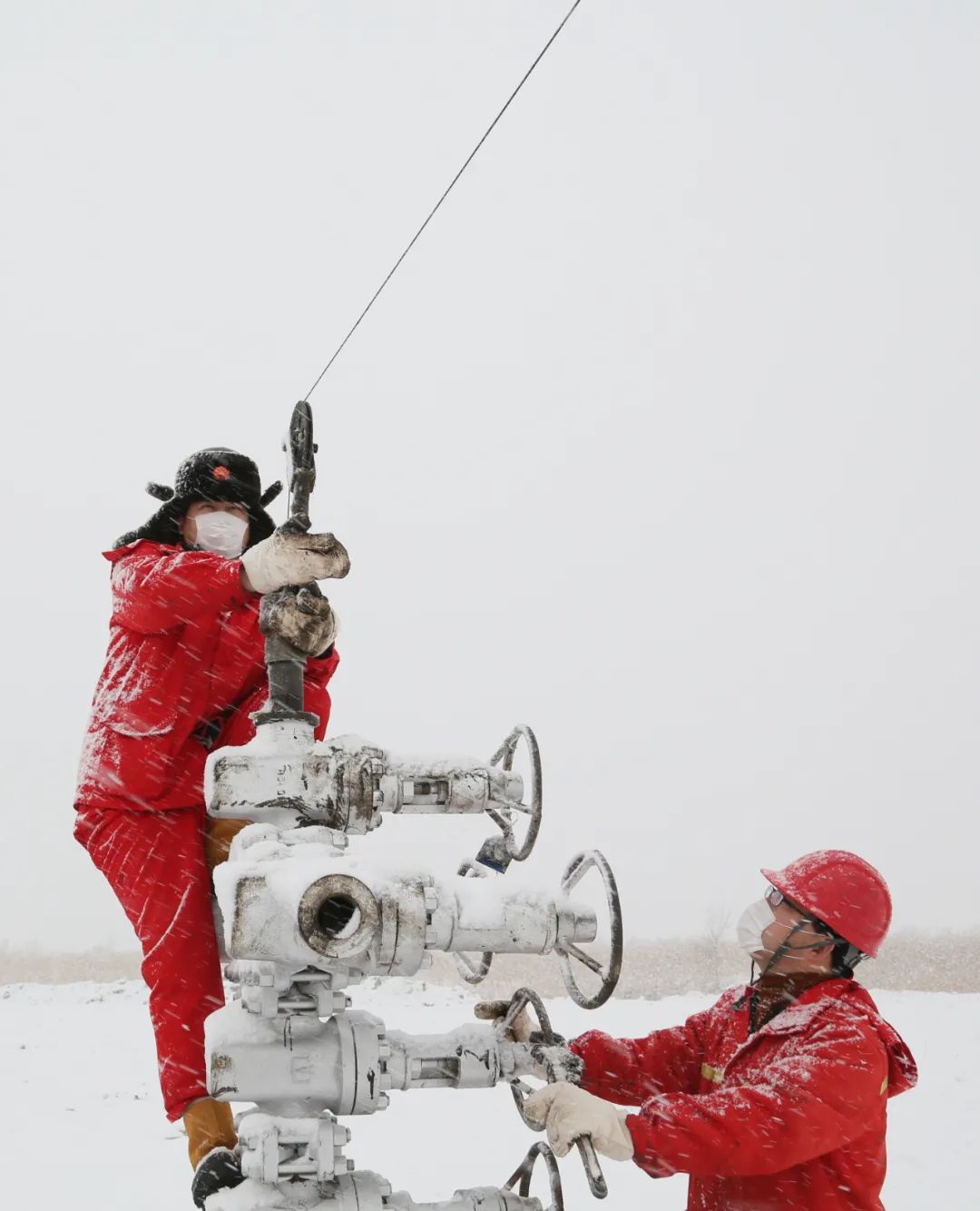 大雪纷飞的冬日,中国石油一线采油工在零下十多度的户外扫雪,汗水和