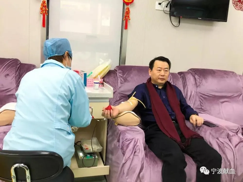 2019年正月初一，王仁元慰问血站职工并献血
