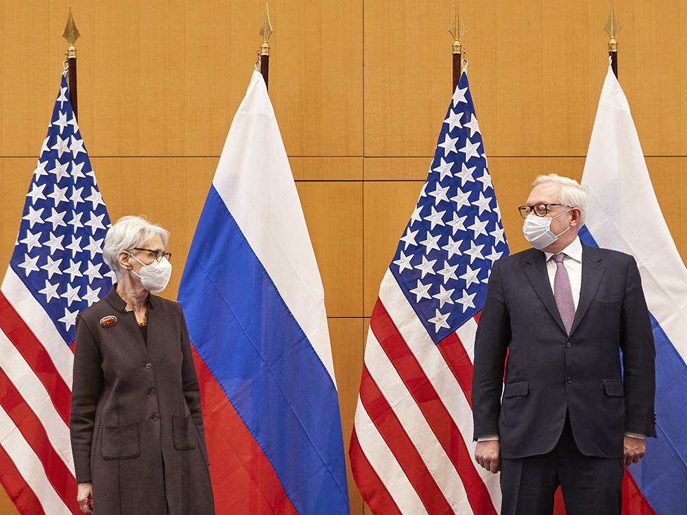1月10日，美国副国务卿谢尔曼与俄罗斯副外长里亚布科夫举行会谈，图源：澎湃影像