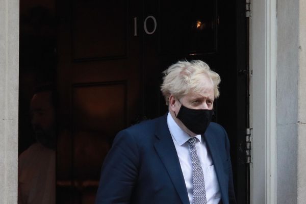 1月12日，英国首相约翰逊离开伦敦唐宁街10号首相府前往议会下院。新华社发