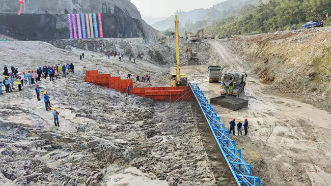 福建省水利厅供图1月13日,在泉州白濑水利枢纽工程大坝主体工程左岸坝