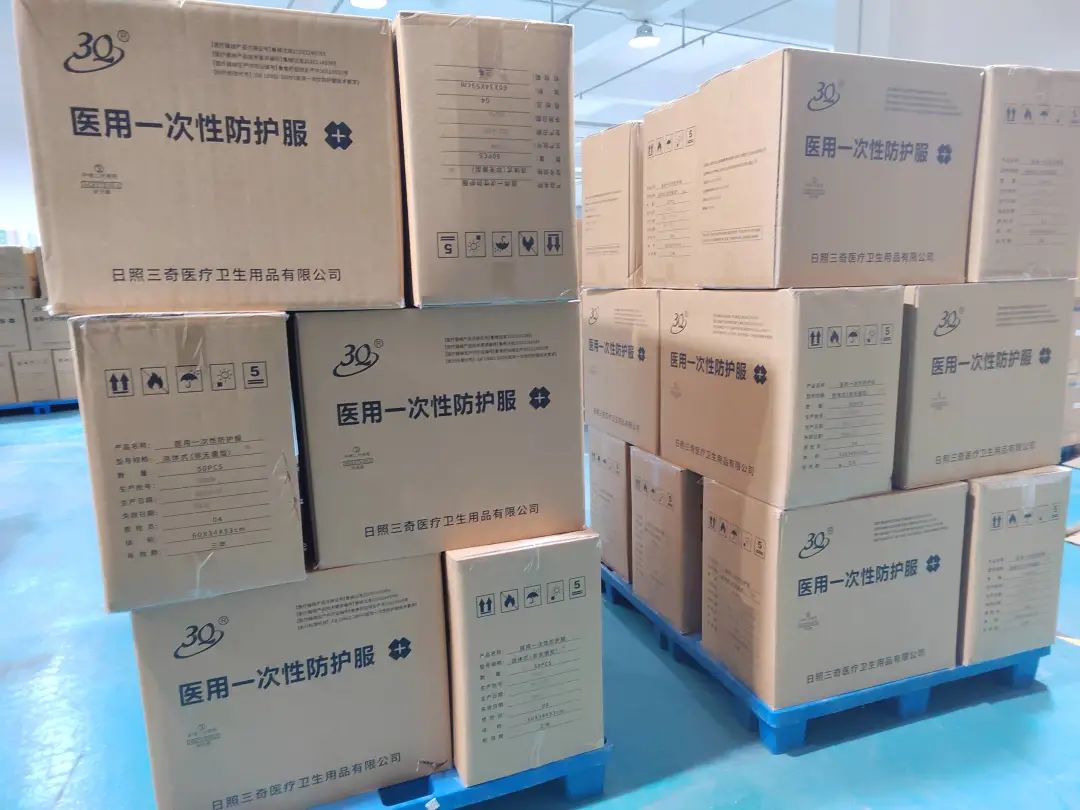 人员穿梭,车流不息一箱箱口罩,防护服被装车送上发往天津的路上文章