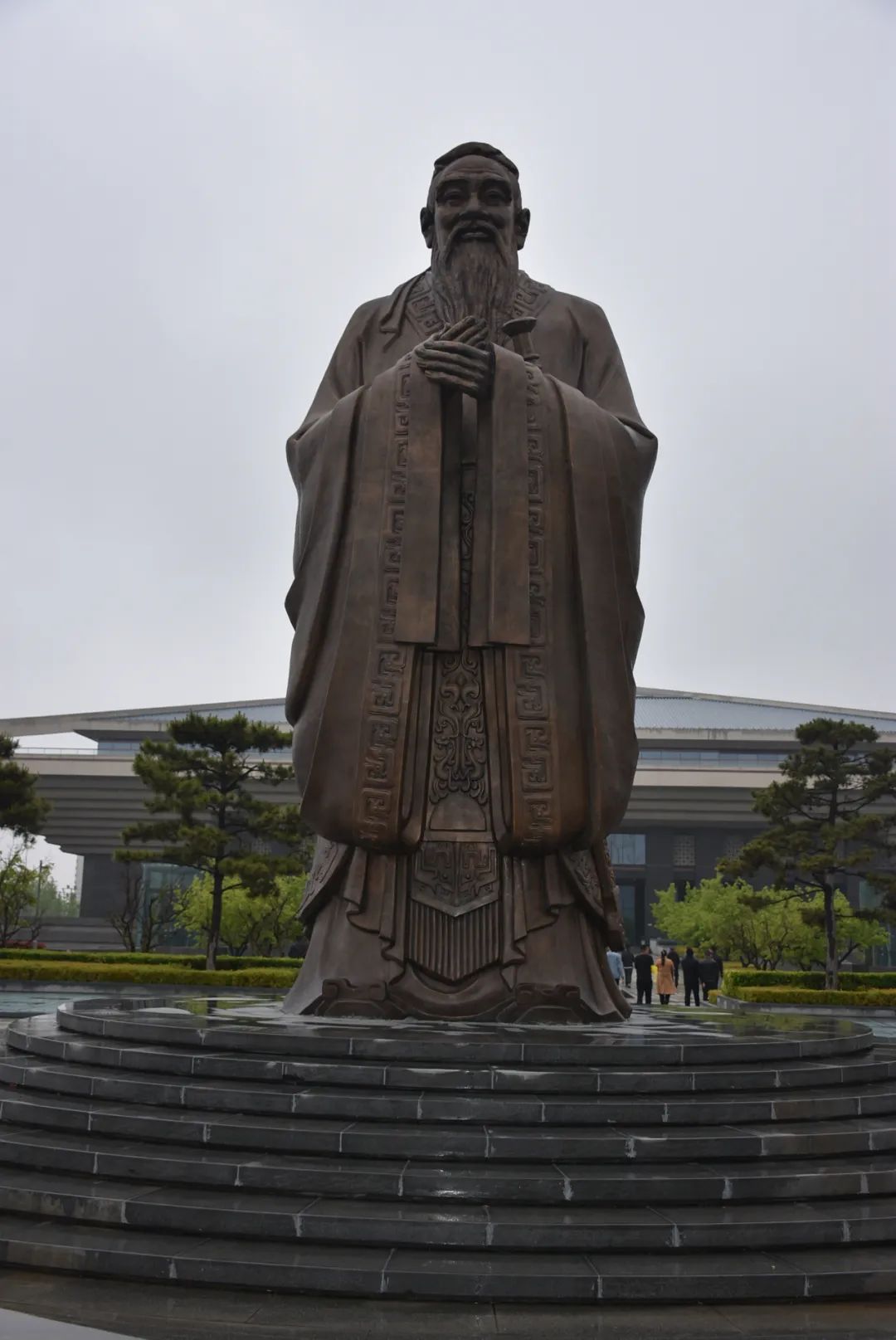 山东省曲阜市孔子博物馆前的孔子像.新华社发