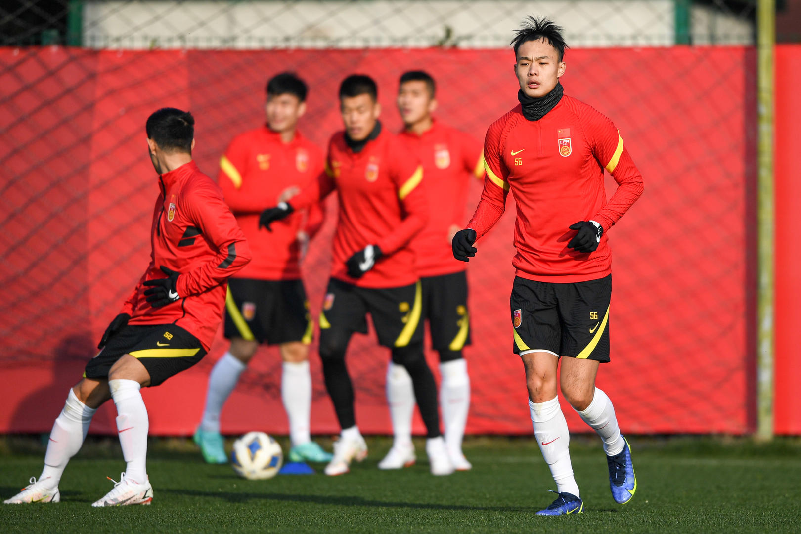 国足大年初一出战越南队三人感染新冠仍允许2万名球迷入场