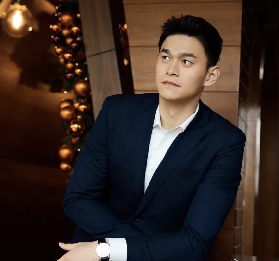 30岁孙杨近况曝光站商场直播带货遭围观35小时卖了1200万