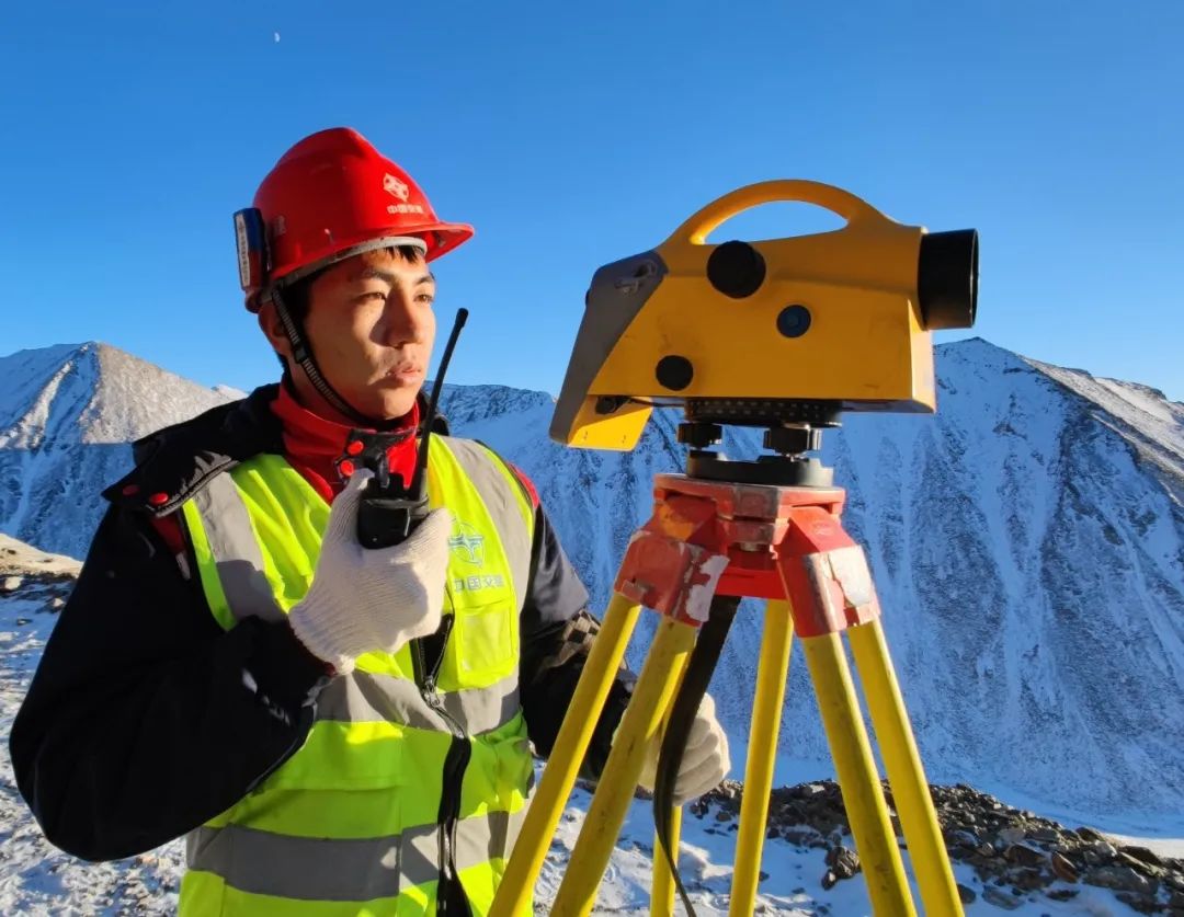 23℃,中交集团中交二公局新疆乌尉高速6标项目测量员在海拔4280米