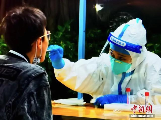 1月11日，深圳市民进行核酸检测。中新社记者 陈文 摄