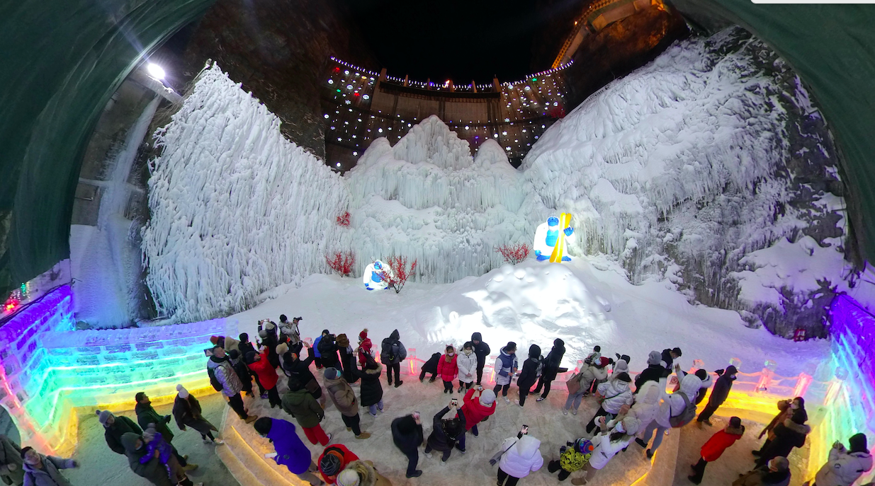 冰雕灯海璀璨夺目龙庆峡冰灯今夜点亮