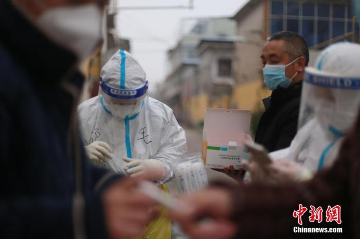资料图：医务人员在河南省禹州市韩城街道办事处西街社区上门开展核酸检测。 中新社发 李麦囤 摄