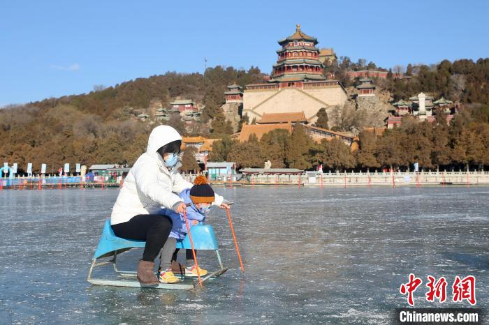图为游客在颐和园冰场滑冰。　中新社 易海菲 摄