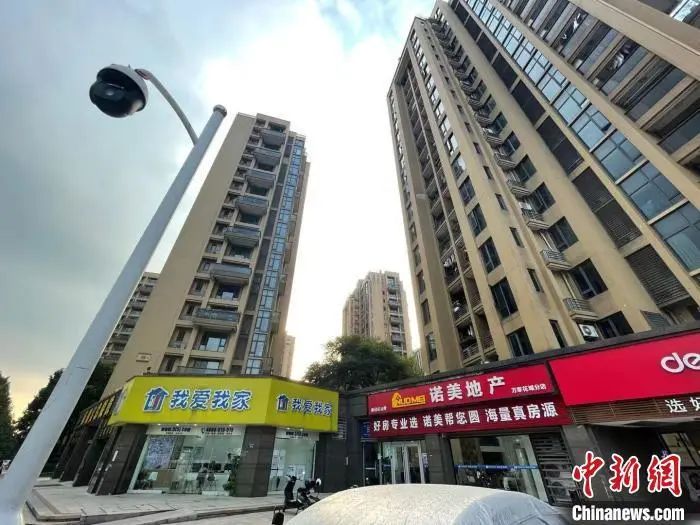 杭州城西某小区楼下多家房地产中介。苏婷 摄