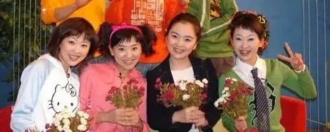 合照里面大家穿得姹紫嫣红,洲姐一身黑西装,头发梳成大光明.