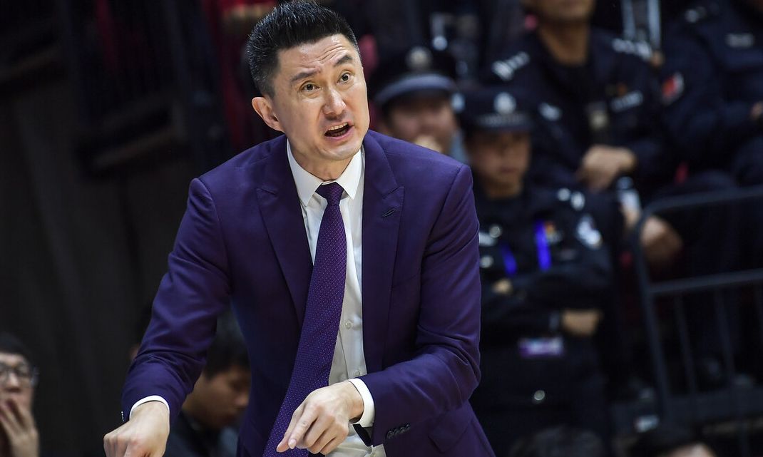 广东队20分惨败，垫脚成常态，挥肘成习惯，杜锋场边沉默一言不发休闲区蓝鸢梦想 - Www.slyday.coM