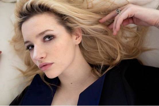 莱莉两次嫁给马斯克离婚拿到13亿比生5个儿子的原配有福气