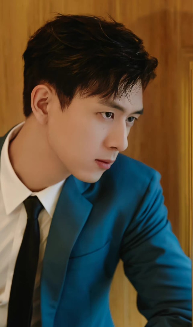 李现蓝色挑染背头造型还原狄仁杰形象从漫画里走出来的爱豆