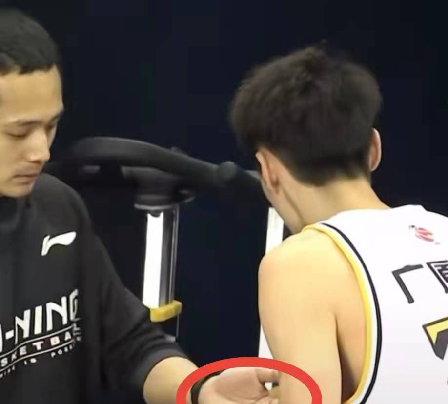 广东队20分惨败，垫脚成常态，挥肘成习惯，杜锋场边沉默一言不发休闲区蓝鸢梦想 - Www.slyday.coM