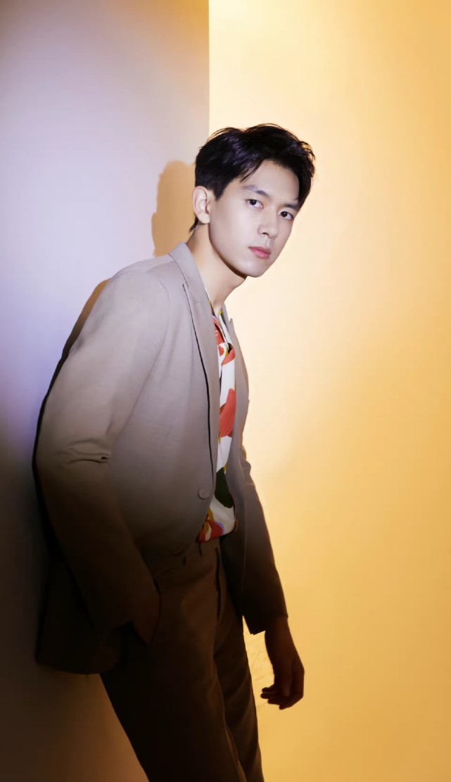 李现蓝色挑染背头造型还原狄仁杰形象从漫画里走出来的爱豆