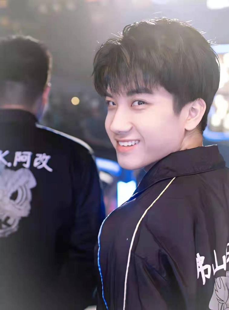 本次转会期最瞩目的当属两位打野选手,一位是gk鹏鹏,另外一位是tes的