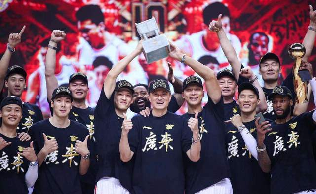 这是广东队经过长期的努力所得到的,近几年的三连冠再一次把广东男篮