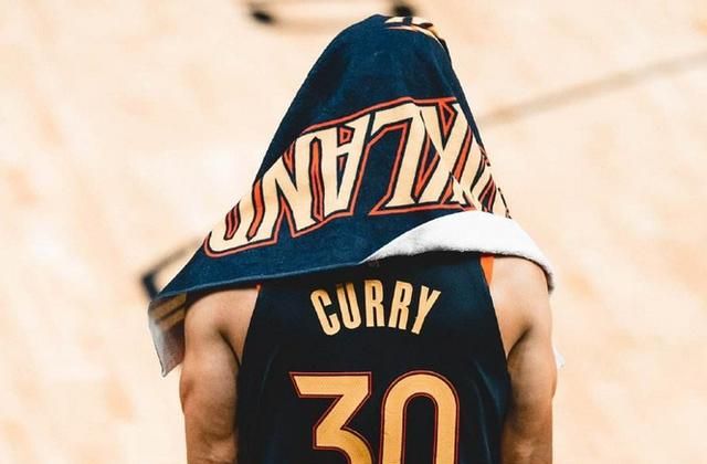 伤病快走！杜兰特受伤离场库里也受伤病困扰，他俩本该争MVP休闲区蓝鸢梦想 - Www.slyday.coM