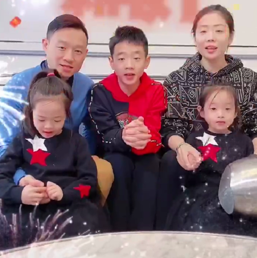 杨威夫妇为双胞胎女儿庆生欢欢乐乐越长越不像杨阳洋变帅小伙