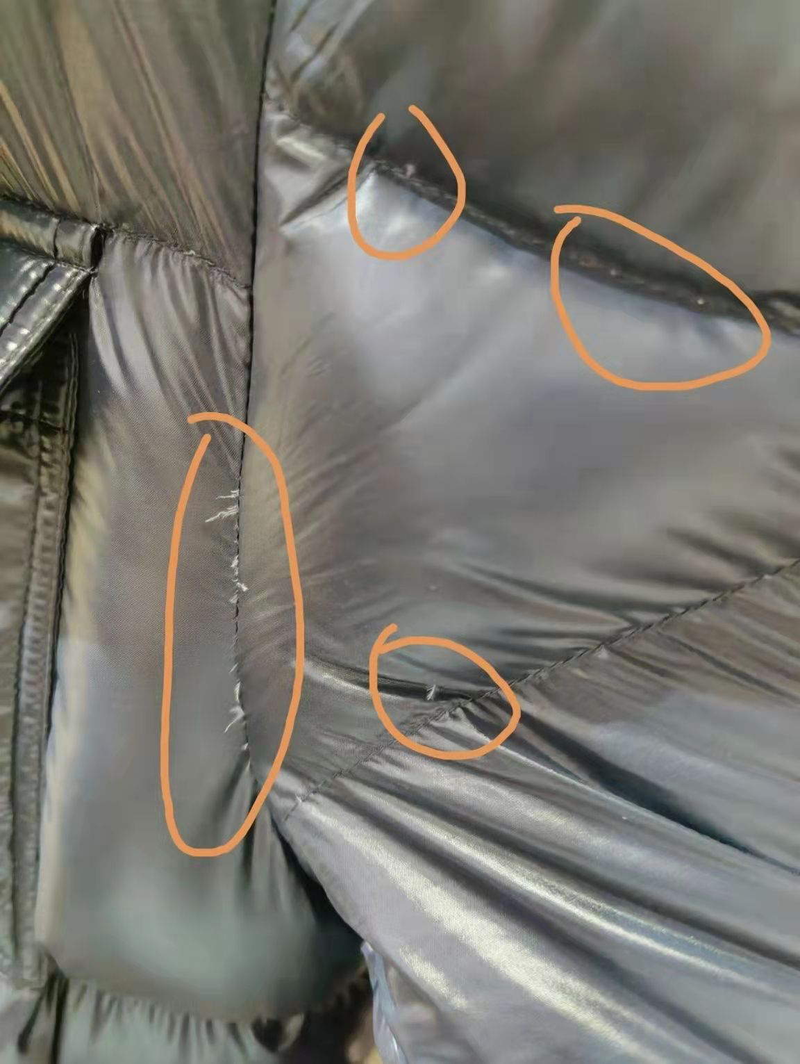 新买的moncler盟可睐羽绒服多处连续钻毛客服说正常