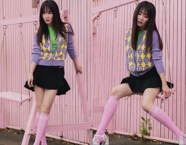 51岁范文芳晒水边性感照穿黑色吊带露小细腰坐栏杆上大秀美腿