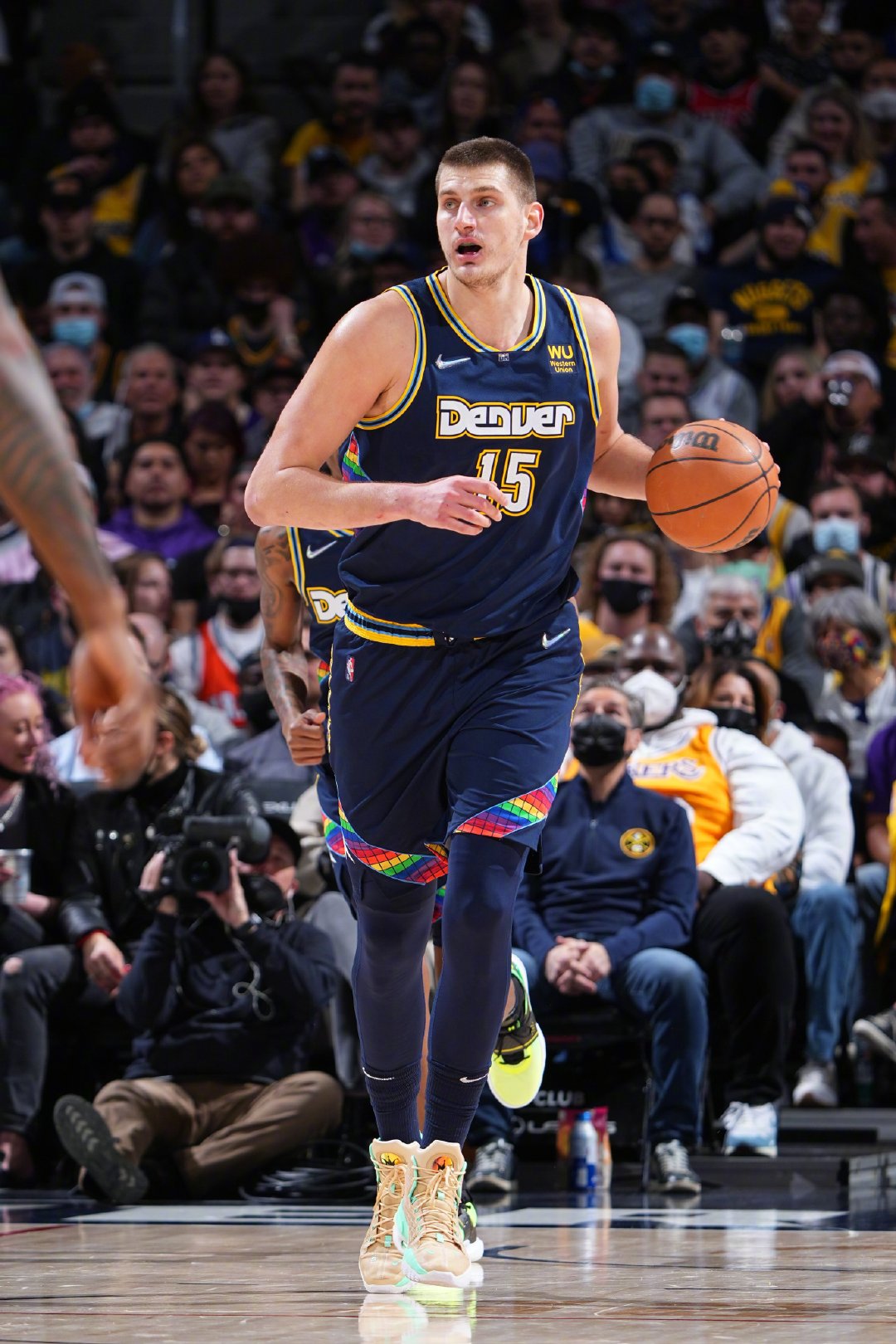 约基奇大三双掘金13396击败湖人