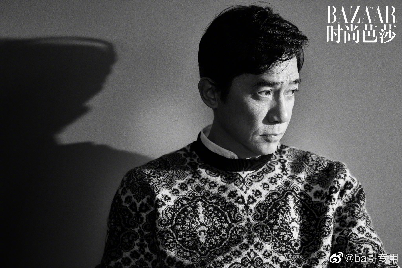 今年59岁的梁朝伟登上时尚芭莎2月刊封面