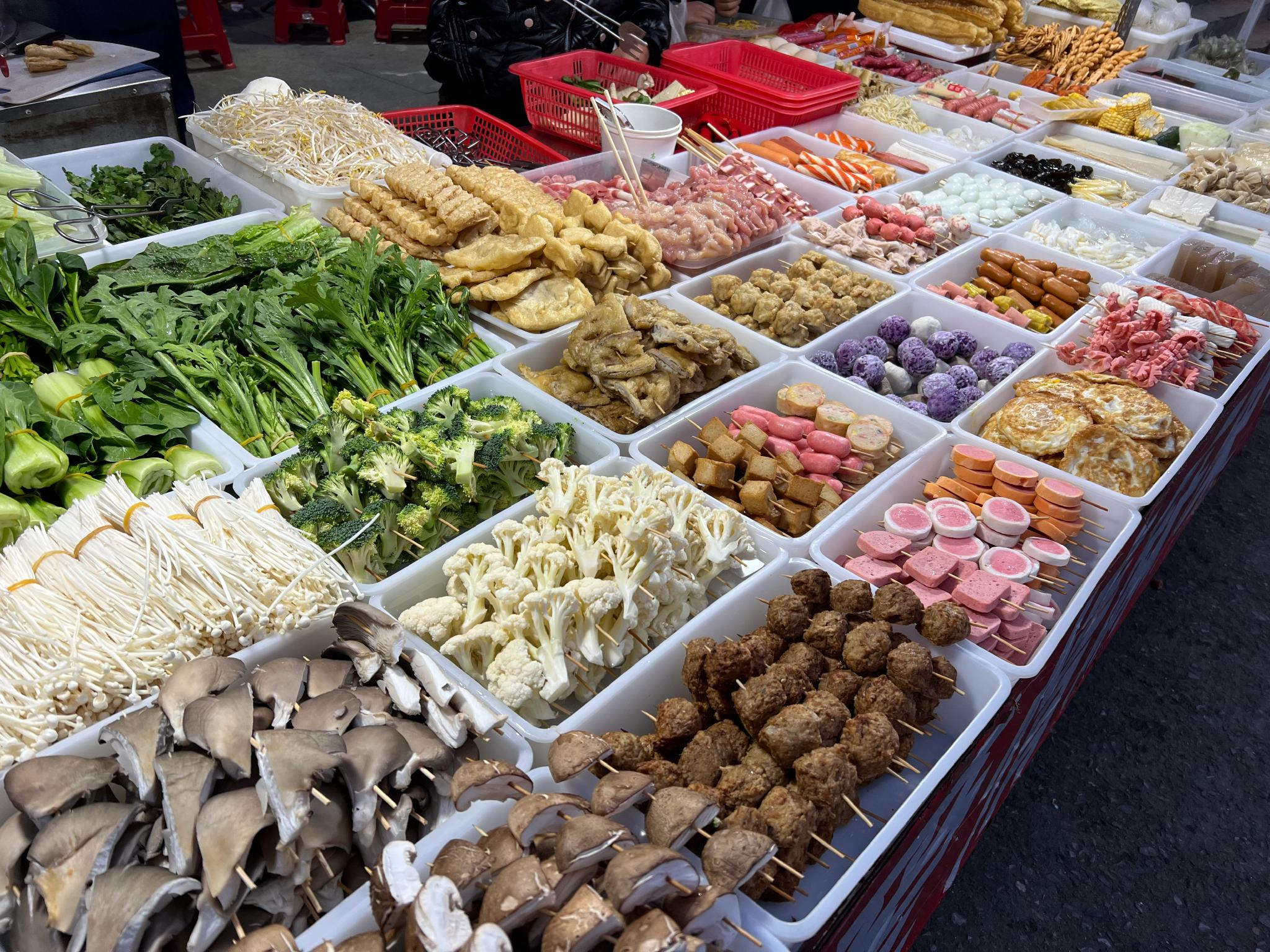 路边看到卖麻辣烫的,好多人在吃,买了一份!