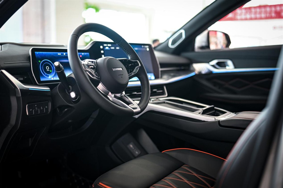 内饰方面,哈弗神兽与家族车型的设计风格明显不同,非对称结构的中控台