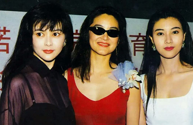 李嘉欣病重抢救网友翻旧账说报应粉丝回怼戾气重并叫她关评论