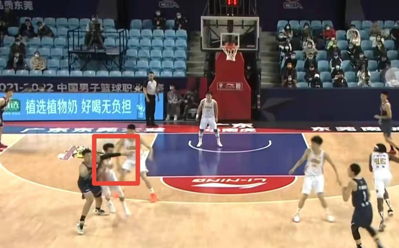 广东队20分惨败，垫脚成常态，挥肘成习惯，杜锋场边沉默一言不发休闲区蓝鸢梦想 - Www.slyday.coM