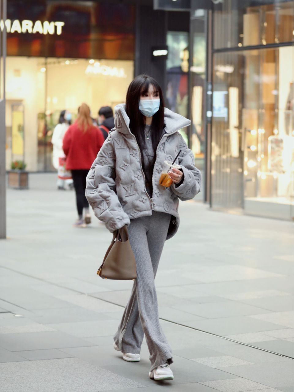 成都太古里的女孩太会打扮，冬季天气再冷，也挡不住追求时髦的心休闲区蓝鸢梦想 - Www.slyday.coM