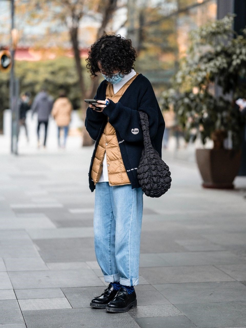 成都太古里的女孩太会打扮，冬季天气再冷，也挡不住追求时髦的心休闲区蓝鸢梦想 - Www.slyday.coM