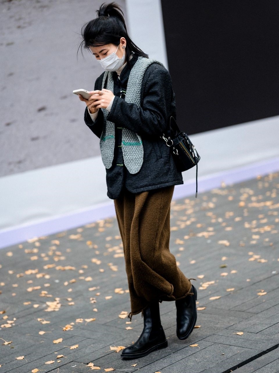 成都太古里的女孩太会打扮，冬季天气再冷，也挡不住追求时髦的心休闲区蓝鸢梦想 - Www.slyday.coM