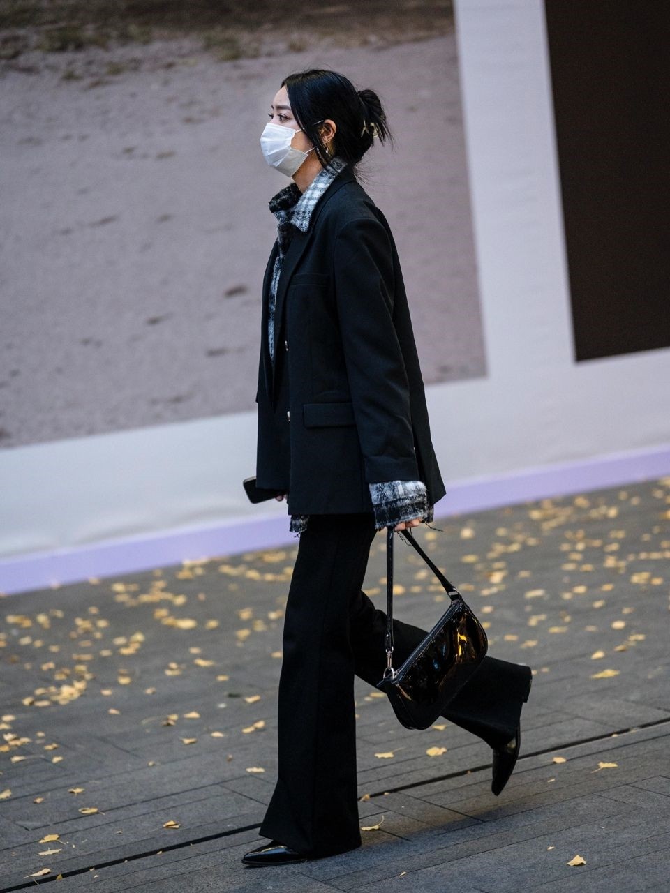 成都太古里的女孩太会打扮，冬季天气再冷，也挡不住追求时髦的心休闲区蓝鸢梦想 - Www.slyday.coM