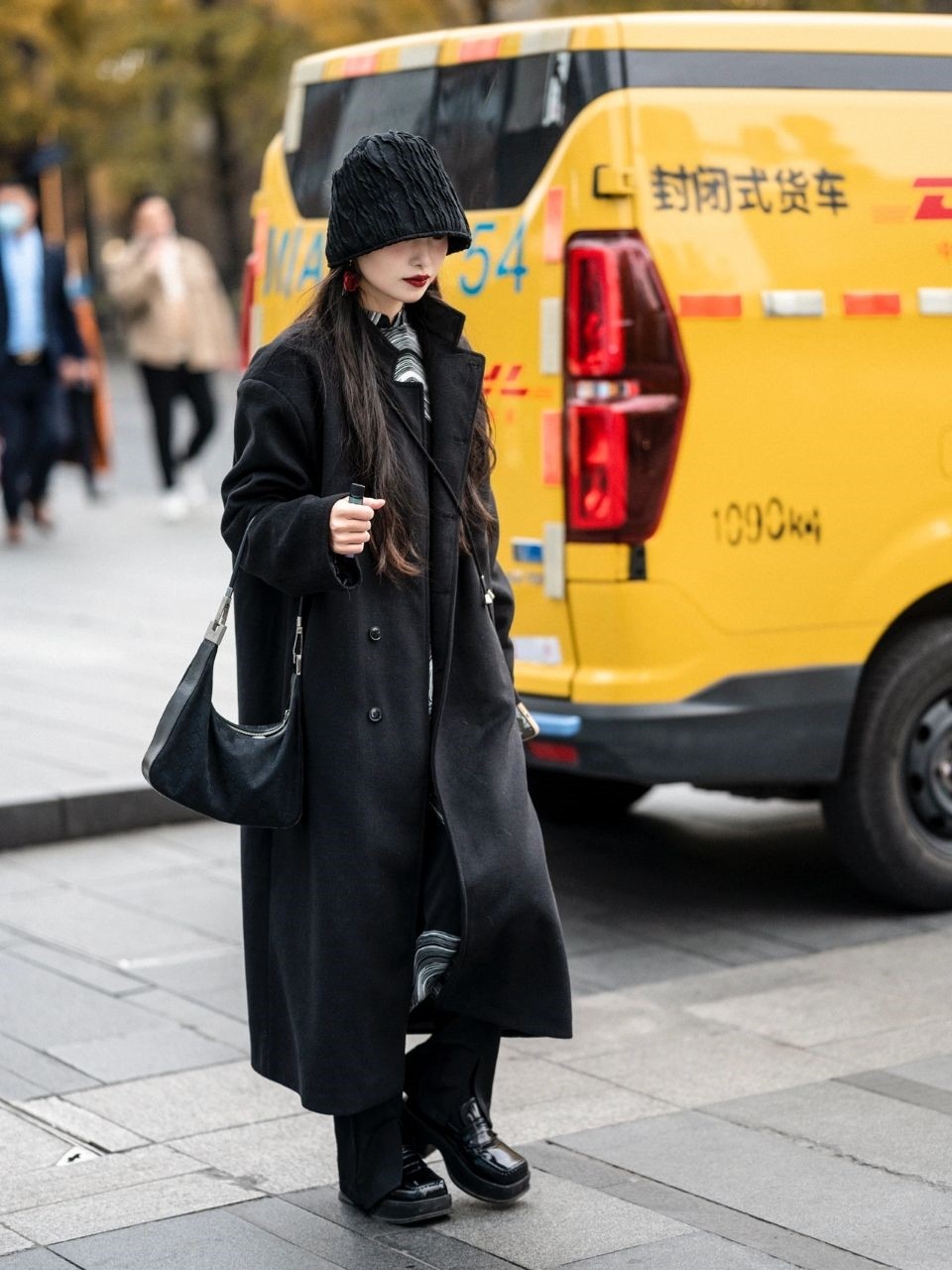 成都太古里的女孩太会打扮，冬季天气再冷，也挡不住追求时髦的心休闲区蓝鸢梦想 - Www.slyday.coM