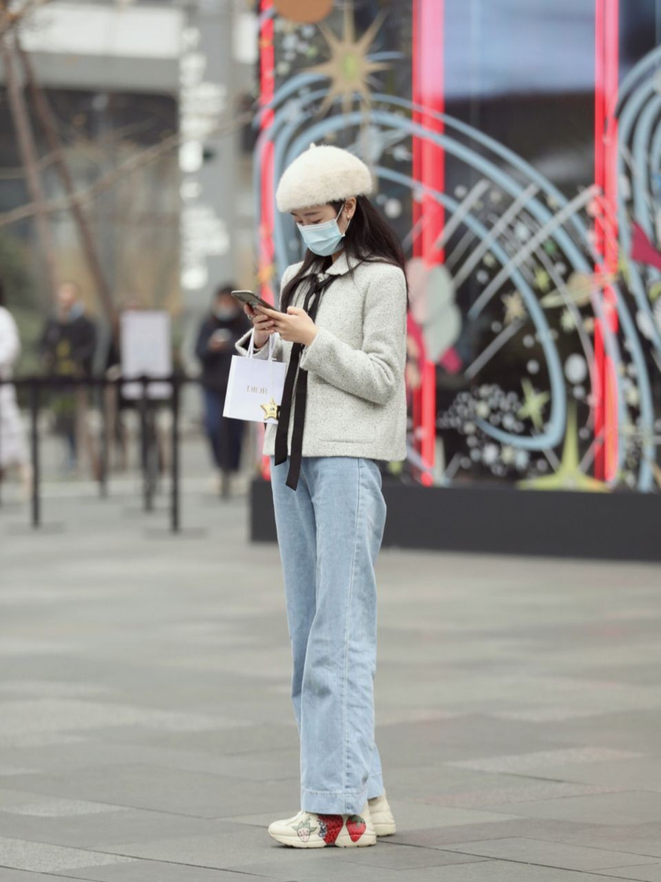 成都太古里的女孩太会打扮，冬季天气再冷，也挡不住追求时髦的心休闲区蓝鸢梦想 - Www.slyday.coM