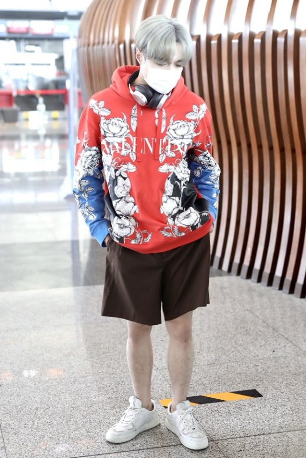 张艺兴的穿着打扮太个性就是不怎么显比例显得腿有点短