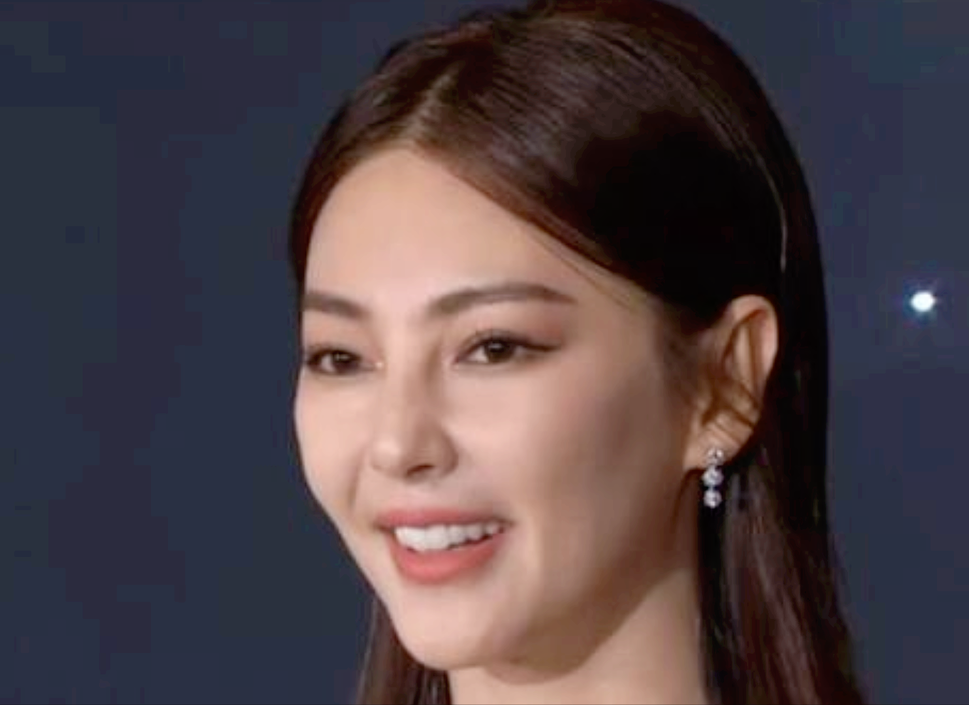 年花费百万美容的张雨绮也脸僵嘴角绷住笑不开笑得好诡异