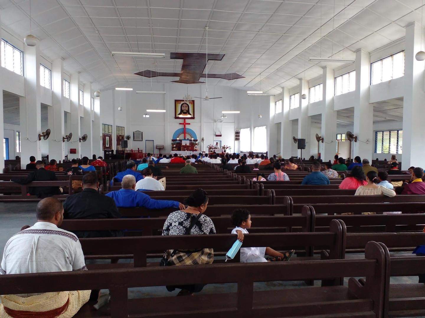 当地民众在教堂避难 图自社交媒体