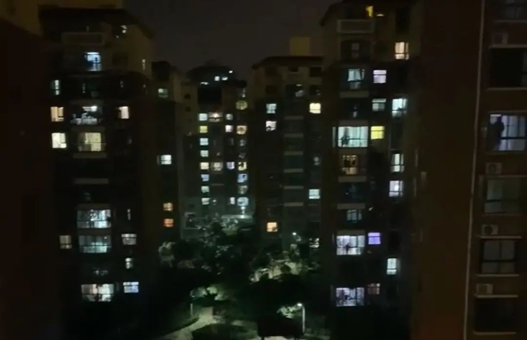 感染奥密克戎！轨迹涉多家商场和餐厅！一地通告：除核酸采样外，不得外出！休闲区蓝鸢梦想 - Www.slyday.coM