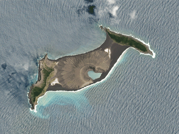 火山喷发地附近岛屿的大小变化情况 图自“Planet Labs PBC”