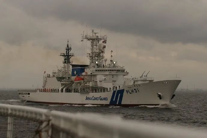 面对早已经拥有尖牙利爪的日本海保船只，中国海警船配备自卫武器有什么问题吗