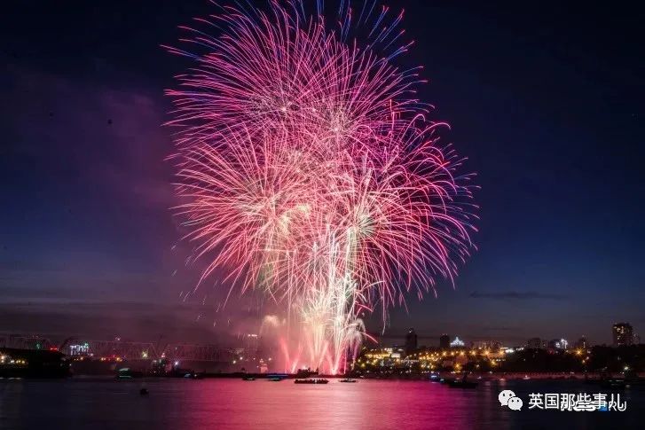 俄罗斯殡葬公司新服务把骨灰掺烟花里打出去空中炸开当告别