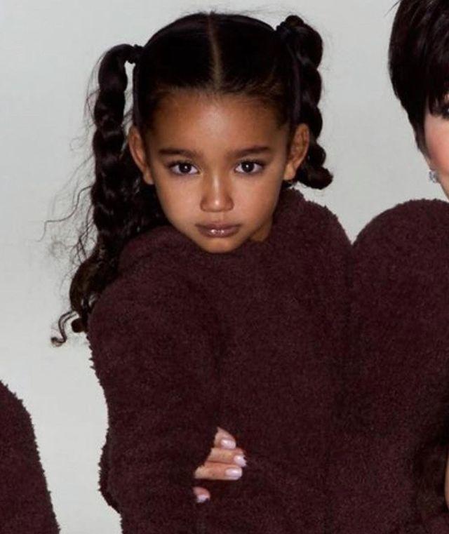 些不苟言笑的小姑娘,还真是神似她的超模姨妈肯达尔·詹娜(简称肯豆)