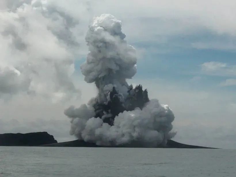 ▲资料图：当地时间2015年1月15日，汤加，洪阿哈阿帕伊岛火山喷发时的情景。图/IC photo