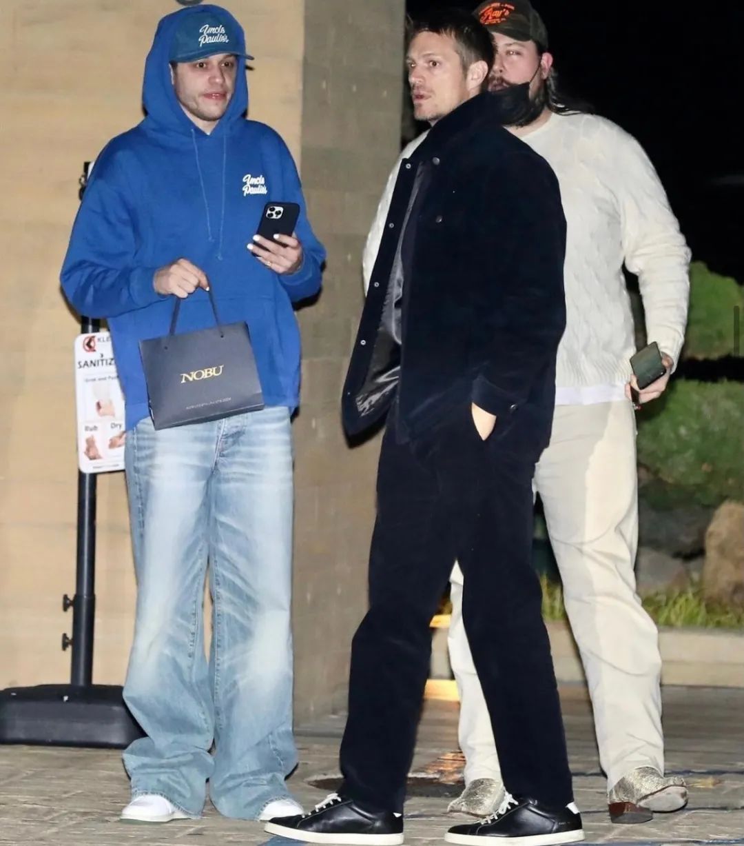 当地时间1月10日,pete davidson和好友joel kinnaman现身la金姐小男友
