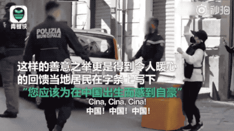 华人小姐姐为意大利市民送口罩，当地居民用汉语拼音写下“XieXie”